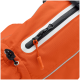 Nahaufnahme eines orangefarbenen Haustier-Rucksacks mit einem schwarzen Reißverschluss und reflektierenden weißen Streifen, entworfen zum Tragen von Haustieren.