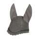 Grau gehäkelte Ohrhaube für Pferde mit satinierten Ohrklappen und dekorativem Besatz, mit einem subtilen Logo.