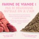 Viande crue (à gauche) et poudre de viande transformée (à droite) sous le titre français « FARINE DE VIANDE ».