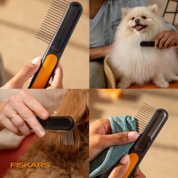 Vierteilige Collage eines schwarz-orangefarbenen Pflegekamms mit Metallzähnen, verwendet an einem fluffigen weißen Pomeranian; 'FISKARS'-Logo sichtbar