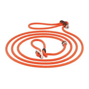 Leuchtend orangefarbene geflochtene Slip-Leine mit Lederstoppern und kleinem Metallring, auf schwarzem Hintergrund aufgerollt
