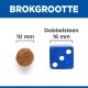 Afbeelding die de grootte van huisdierenvoerbrokjes (10 mm) vergelijkt met een blauwe dobbelsteen (16 mm) met de titel 'BROKGROOTTE'.