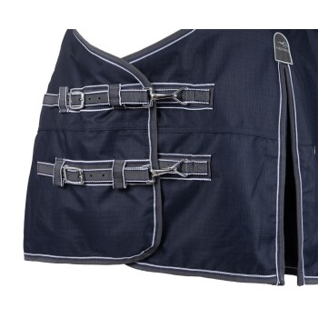 Marineblaues Pferdedecke mit silbernen Schnallen und Nähten, mit einem Logo-Tag in der oberen linken Ecke.