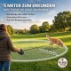 Ein Paar führt einen weißen Hund an der Leine in einem Park, mit Textüberlagerung "QUALITATIV & SCHLICHT" und "EINFACH IM GEBRAUCH."