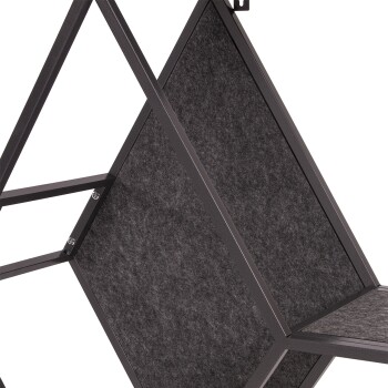 Nahaufnahme eines modernen Haustierbettgestells mit einem geometrischen Design aus dunklem Metall und weichen grauen Filzpaneelen.