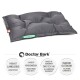 Graues Haustierbett mit gepolstertem Design, mit der Aufschrift "Doctor Bark", mit Informationen über Haltbarkeit, Hygiene und Garantiedetails.