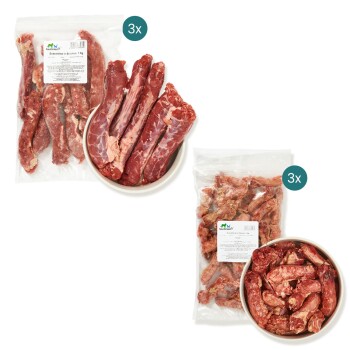 Rohe Entenhälse und rohe Entenknochen in Plastiktüten und Schalen, gekennzeichnet als Tierfutter, jede Packung mit "3x" markiert.