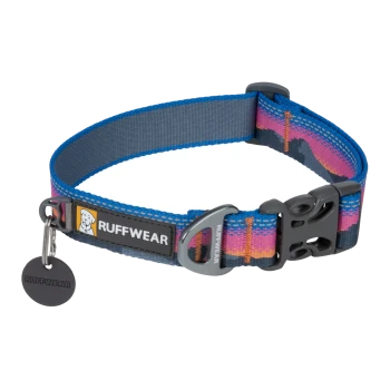Bunter Hundehalsband von Ruffwear mit einem blau-pinken Design, mit einem schwarzen Anhänger und einer Schnalle für sicheren Halt.