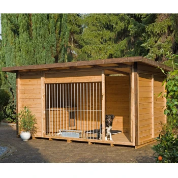 Eine hölzerne Hundehütte mit einem schrägen Dach, die eine vergitterte Vorderseite hat. Ein schwarz-weißer Hund steht drinnen und schaut hinaus.