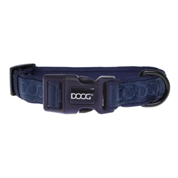 Marineblaues Hundehalsband mit einer Kunststoffschnalle, die das DOOG-Logo trägt, entworfen für die Sicherheit und den Komfort von Haustieren.