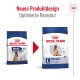 Bild, das zwei Hundefutterverpackungen von Royal Canin vergleicht, und das neue Design sowie das optimierte Rezept für die Formel "Maxi Adult 5+" hervorhebt.