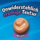 Glatter brauner cremiger Klecks Tierfutter auf blauem Hintergrund mit Text 'Unwiderstehlich cremige Textur' und 'Mit Ente'.