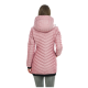 Eine Frau ist von hinten zu sehen, die eine rosa, chevron-musterte Daunenjacke mit Kapuze und graue Hosen trägt.