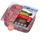 Rohe Stücke von rotem Fleisch auf einem weißen Hintergrund, die die marmorierte Textur und das frische Aussehen zeigen.