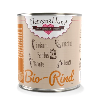 Adult 6x800g Bio Rind Eine Dose Hundefutter mit der Aufschrift "HerzensHund Bio-Rind", mit Illustrationen von Zutaten wie Einkorn, Zucchini, Fenchel, Karotte und Leinsamenöl.