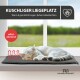 Weiße Katze schläft auf einer selbstwärmenden grauen Haustiermatte am Fenster, mit deutschem Text „Kuschliger Liegeplatz“ und „selbst-wärmend“.