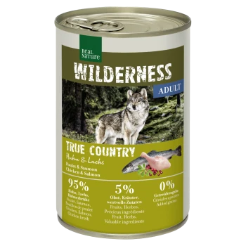 Dosenfutter für Haustiere, beschriftet mit "Wilderness True Country," mit einem Wolf, mit Zutaten: 95% Huhn & Lachs, 5% Früchte & Kräuter, 0% hinzugefügte Körner.