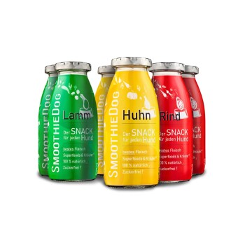 Fünf bunte Hundesnackflaschen mit den Aufschriften "Lamm" (grün), "Huhn" (gelb) und "Rind" (rot) mit "100% natürlich, Zuckerfrei!"