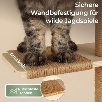 Pfoten einer getigerten Katze auf einer Sisal-Katzenplattform; sichtbare deutsche Beschriftungen: 'Extra breit' und 'Rutschfeste Treppen'.