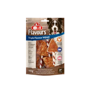 Verpackung für Hundeleckerlis mit "8in1 Flavours Triple Flavour Wings," mit Bildern von Huhn-, Rind- und Schweinegeschmack, 113g.
