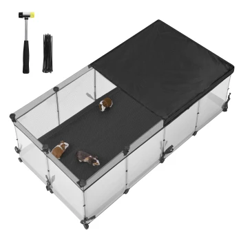 Ein geräumiger, transparenter Tierkäfig mit einem schwarzen Netzoberteil, in dem drei Meerschweinchen sitzen, begleitet von einem Hammer und Kabelbindern.