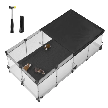 Ein geräumiger, transparenter Tierkäfig mit einem schwarzen Netzoberteil, in dem drei Meerschweinchen sitzen, begleitet von einem Hammer und Kabelbindern.