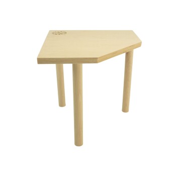 Ein hölzerner Futtertisch für Haustiere mit einem einzigartigen schrägen Design und drei zylindrischen Beinen, mit einer dekorativen Gravur auf der Oberfläche.