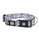 Blaues Hundehalsband mit Blattmuster, schwarzer Schnalle, silbernem D-Ring und Anhänger 'Max & Molly'.