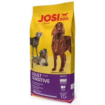 Hundefutterbeutel mit der Aufschrift "JOSI DOG" auf gelbem Hintergrund, mit drei Hunden und dem Text "ADULT SENSITIVE".
