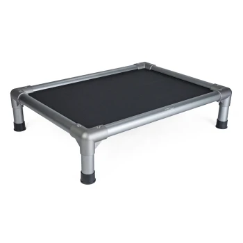 Ein stabiler, erhöhter Hundebett mit einer schwarzen Netzoberfläche und einem silbernen Metallrahmen, entworfen für den Komfort und die Haltbarkeit von Haustieren.