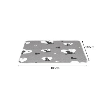 Graue Haustiermatte mit schwarz-weißen Katzen- und Hundesilhouetten in weißen Herzen, Maße 183 cm mal 183 cm.