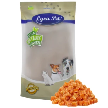 Hühnerfleischwürfel mit Fisch 1 kg Lyra Pet Nature Power Hundeleckerlis Verpackung mit einem beigen Beutel, der Bilder eines Hundes, einer Katze und eines weißen Hundes zeigt, neben einem Haufen orangefarbener, gewürfelter Leckerlis.