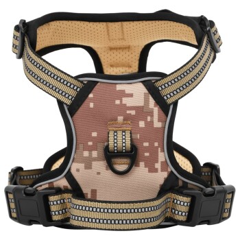 Ein camouflagemusterndes Hundegeschirr mit verstellbaren Riemen, einem gepolsterten Innenraum und einem Metall-D-Ring zur Leinenbefestigung.