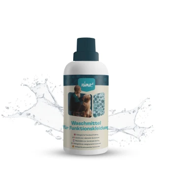 Flasche nimo! Waschmittel für Funktionskleidung, mit einer Person, die einen Hund pflegt, mit Blasen und Wasserspritzern im Hintergrund.