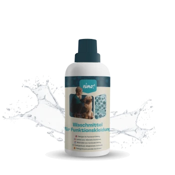 Flasche nimo! Waschmittel für Funktionskleidung, mit einer Person, die einen Hund pflegt, mit Blasen und Wasserspritzern im Hintergrund.