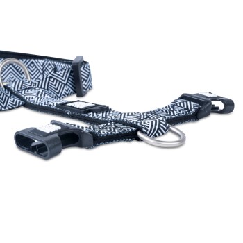 Schwarz-weiß geometrisch gemustertes verstellbares Hundehalsband mit Kunststoffschnalle und Metall-D-Ring auf weißem Hintergrund.