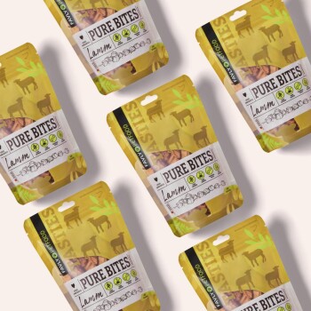 Eine Sammlung von gelben Verpackungen für "Pure Bites" Lamm-Hundeleckerlis, mit Silhouetten von Hunden, Nährstoffsymbolen und dem Text "Pure Bites Lammm."