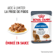 Pochette de nourriture pour chat Royal Canin Light Weight avec une assiette de nourriture hachée dans une sauce, le texte met en avant les avantages de la gestion du poids.