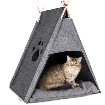 Eine flauschige Katze sitzt in einem grauen Filz-Teepee-Hundebett mit einem Pfotenabdruck-Ausschnitt und ruht sich auf einem weichen grauen Kissen aus.