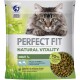 Hundefutterbeutel mit einer Nahaufnahme einer getigerten Katze, beschriftet mit "Perfect Fit Natural Vitality", mit 70% Protein aus tierischen Quellen.