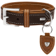 Brauner Lederhundehalsband mit weißen Nähten, silberner Schnalle und einem Anhänger mit dem "HUNTER"-Logo.