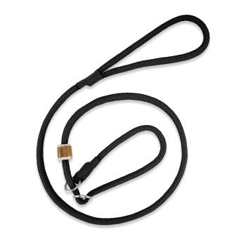 Schwarze geflochtene Nylon-Schleppleine mit Holzperle und Metallringen auf weißem Hintergrund.