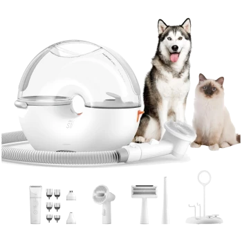 Eine weiße Haustierpflege-Maschine mit einer transparenten Kuppel, umgeben von einem sibirischen Husky und einer Siamkatze, zusammen mit Pflegeaufsätzen.