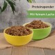 Zwei Schalen mit Haustierfutter, eine gelbe und eine grüne, gefüllt mit einer stückigen, braunen Mischung, die mit 'Proteinspender' und 'Mit feinem Lachs' beschriftet ist.