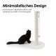 Eine schwarze Katze schaut neugierig zu einem minimalistischen Kratzbaum für Katzen mit runder Basis und einem hängenden Spielzeug auf, mit deutschem Text über sein Design.