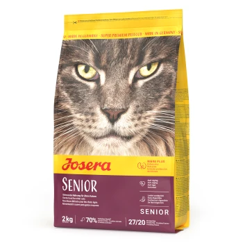 Nahaufnahme des Gesichts einer Katze auf einer gelb- und kastanienbraunen Tüte Josera Senior Katzenfutter, die "Anti-Aging" und "leicht verdaulich" hervorhebt.