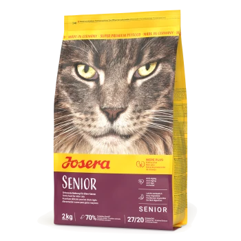 Nahaufnahme des Gesichts einer Katze auf einer gelb- und kastanienbraunen Tüte Josera Senior Katzenfutter, die "Anti-Aging" und "leicht verdaulich" hervorhebt.