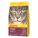 Nahaufnahme des Gesichts einer Katze auf einer gelb- und kastanienbraunen Tüte Josera Senior Katzenfutter, die "Anti-Aging" und "leicht verdaulich" hervorhebt.