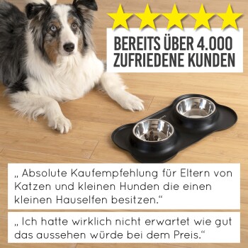 Ein Hund, der neben einer doppelten Futterschüssel auf einem Holzboden liegt, mit fünf gelben Sternen darüber und Kundenbewertungen auf Deutsch über das Produkt.