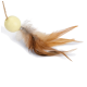 Jouet pour chat en plumes avec une balle jaune et de longues plumes colorées dans des nuances de marron et de blanc, idéal pour les animaux de compagnie joueurs.
